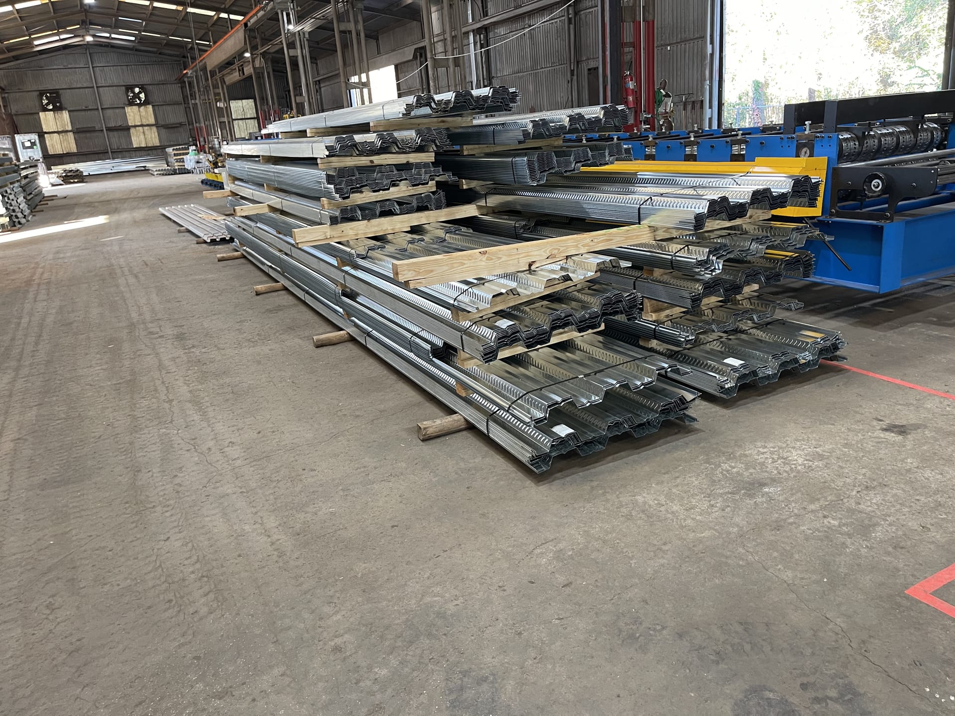 Steel deck installation — Capital Security Courthouse, Alexandria, LA | Cutting Edge Decking